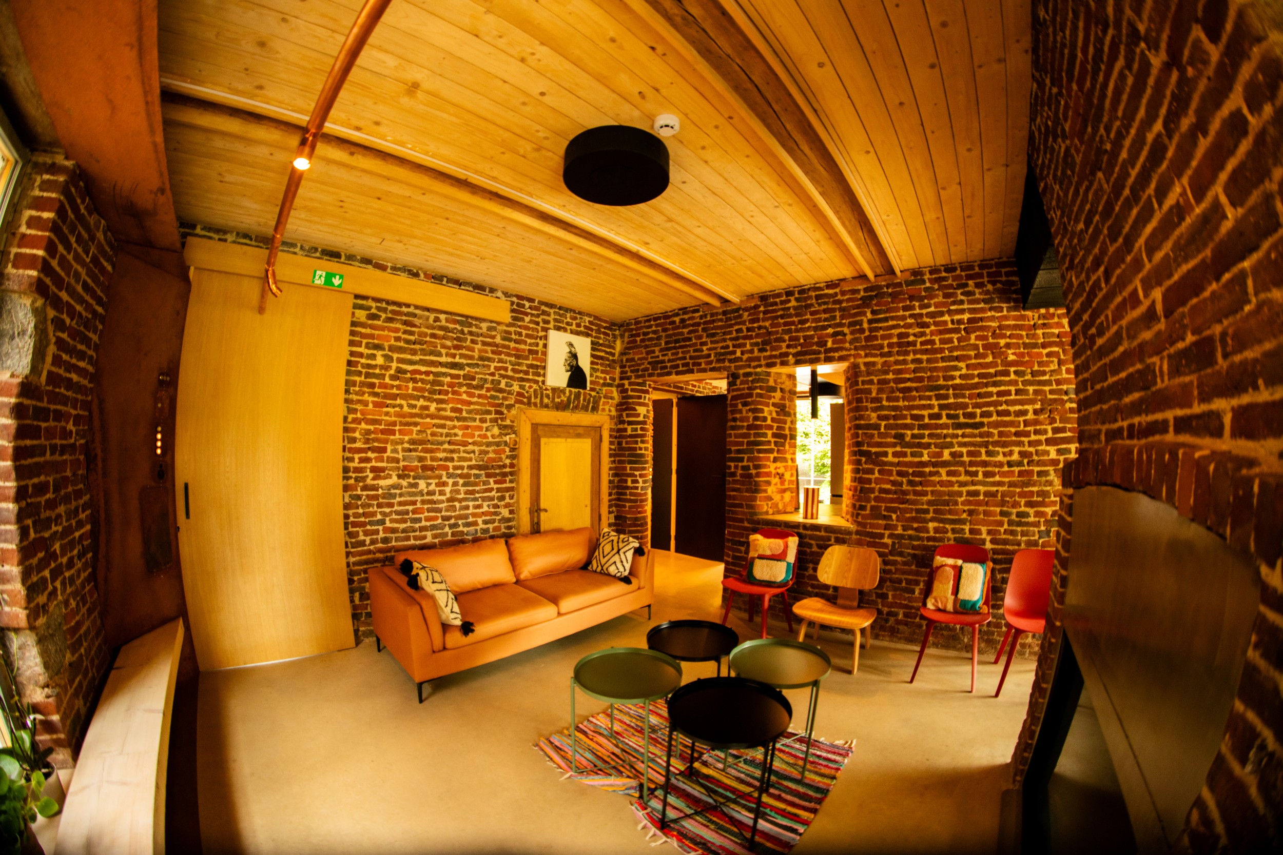 Salon en briques et bois du CASTEL